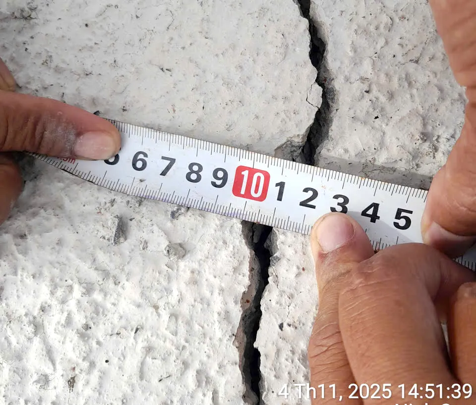 Vết nứt trên mặt thân đập. 2.jpg