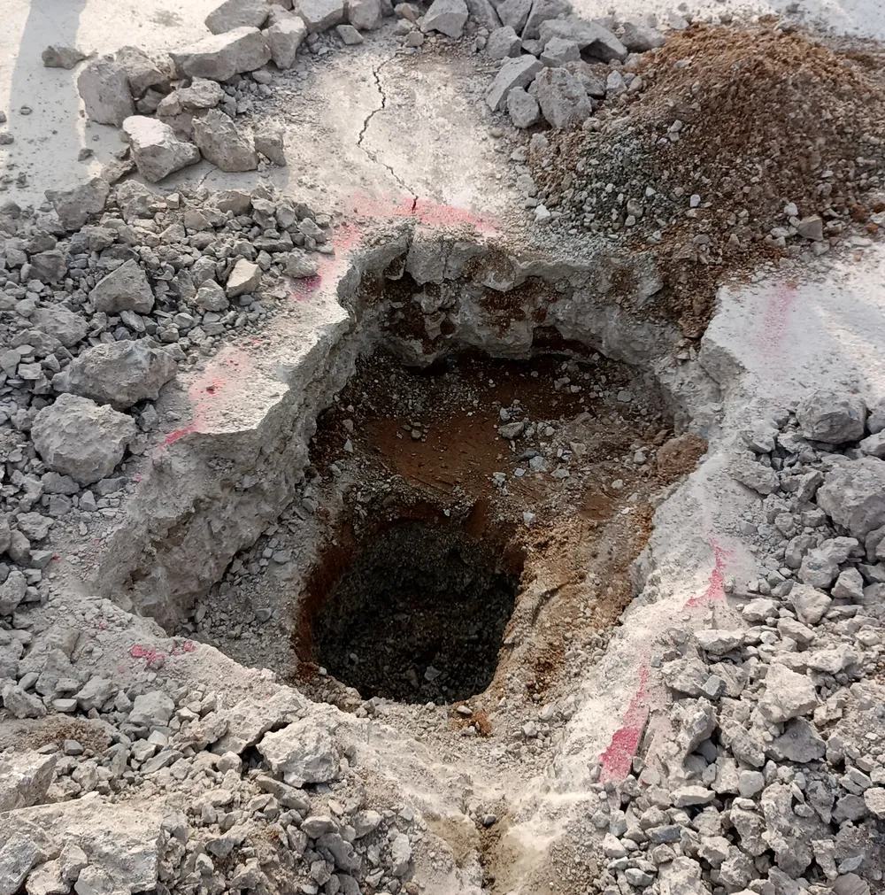 Chủ đầu tư kiểm tra vết nứt trên mặt thân đập. 5.jpg