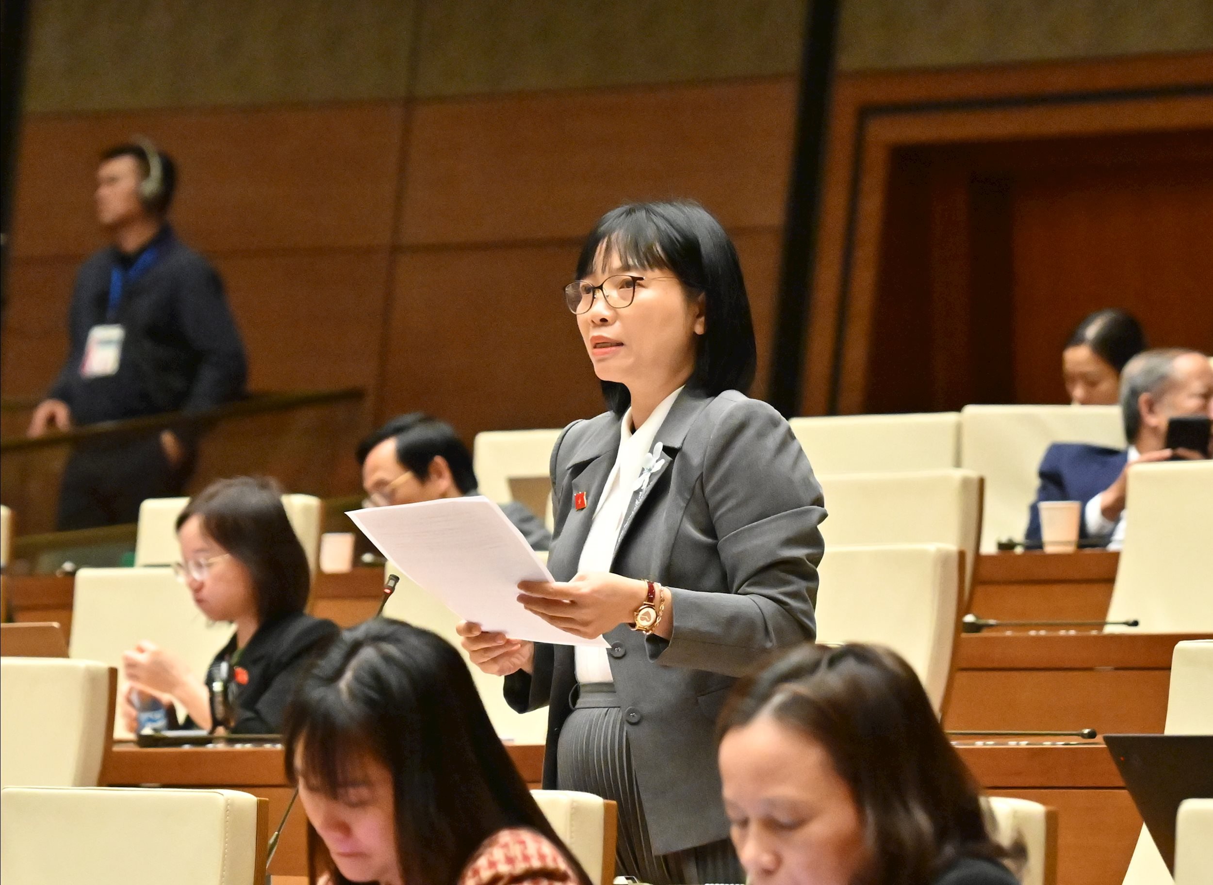 Đại biểu Quốc hội: Tăng cường công an cấp xã đủ mạnh tuần tra 'thức cho dân ngủ, gác cho dân vui' 3 Đại biểu Quốc hội: Tăng cường công an cấp xã đủ mạnh tuần tra 'thức cho dân ngủ, gác cho dân vui' - Ảnh 3.