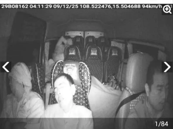 CSGT xác định cả tài xế và hành khách không thắt dây an toàn. Ảnh: Cục CSGT 597049125_881234600906526_8710024400776228380_n.jpg