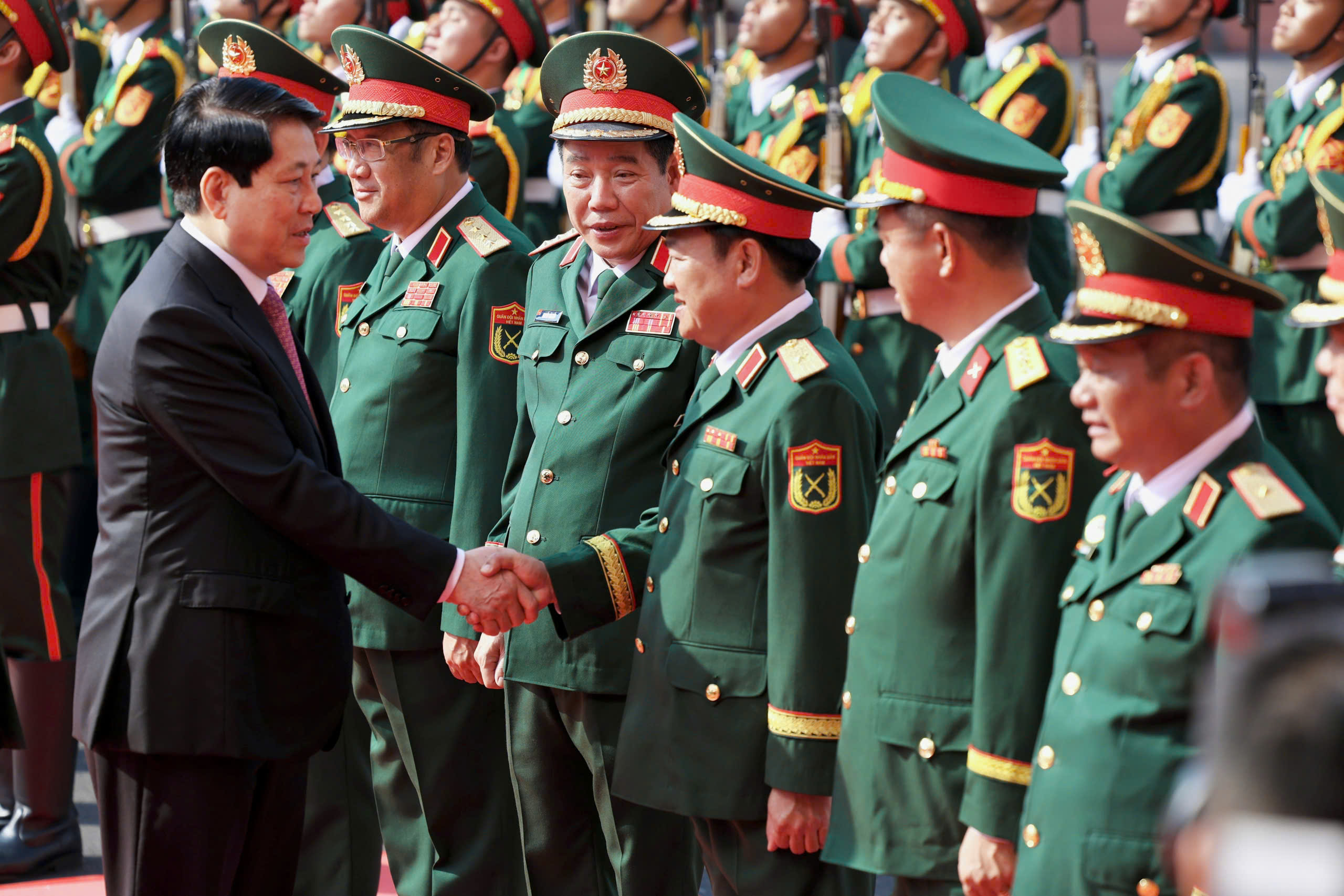 Chủ tịch nước Lương Cường trao danh hiệu Anh hùng lực lượng vũ trang cho Quân khu 7 - Ảnh 2.