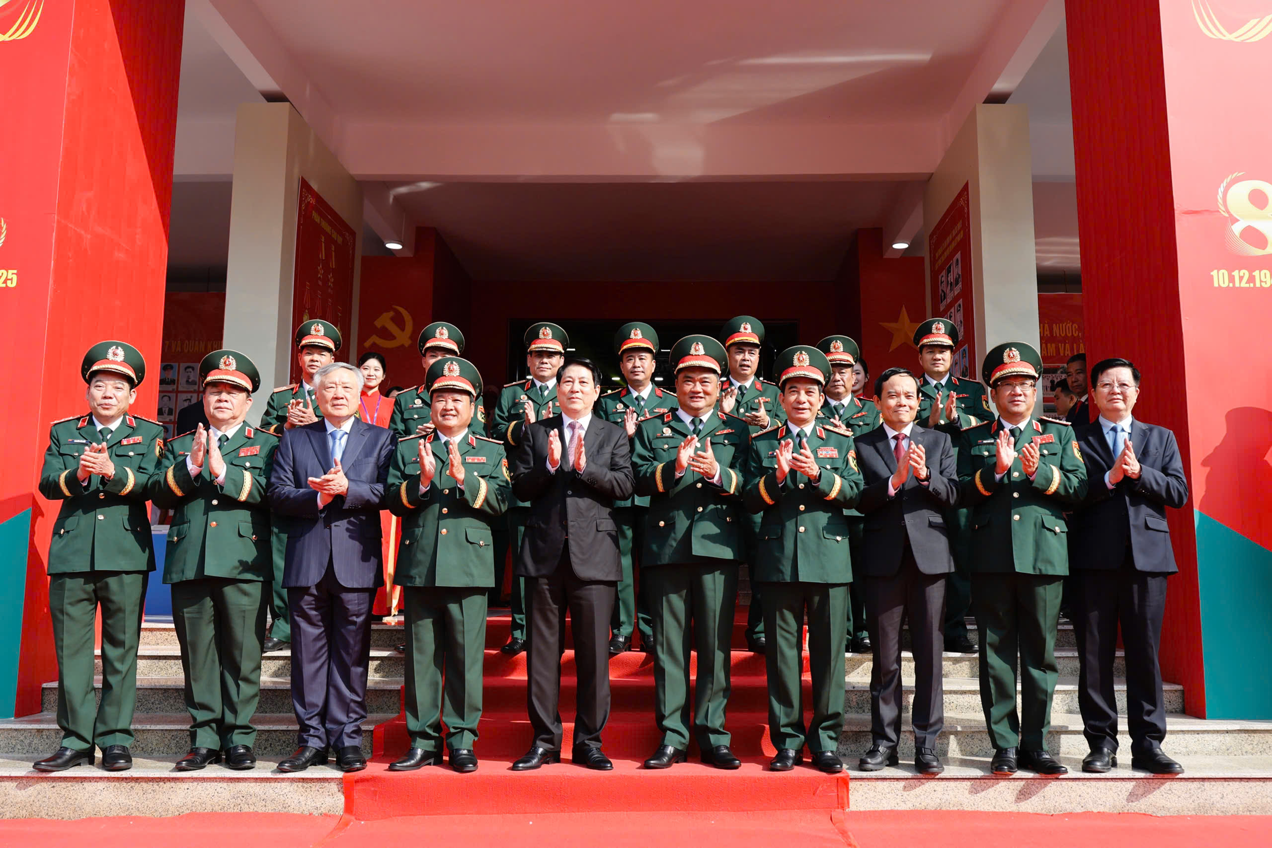 Chủ tịch nước Lương Cường trao danh hiệu Anh hùng lực lượng vũ trang cho Quân khu 7 - Ảnh 3.