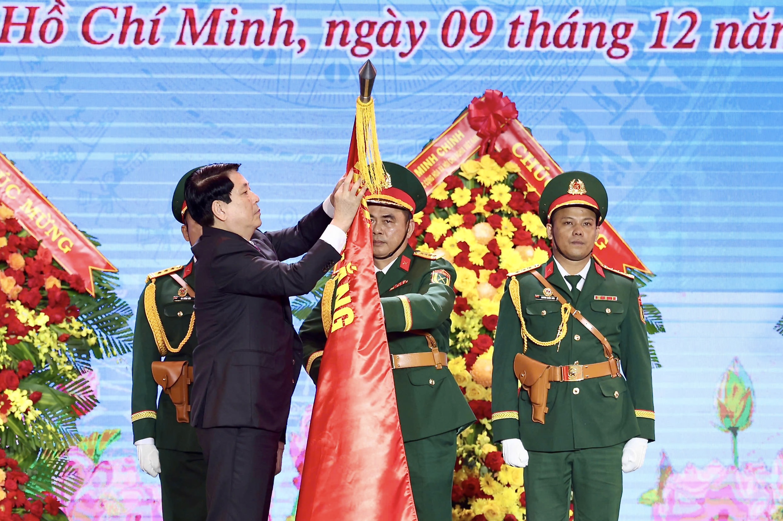 Chủ tịch nước Lương Cường trao danh hiệu Anh hùng lực lượng vũ trang cho Quân khu 7 - Ảnh 4.