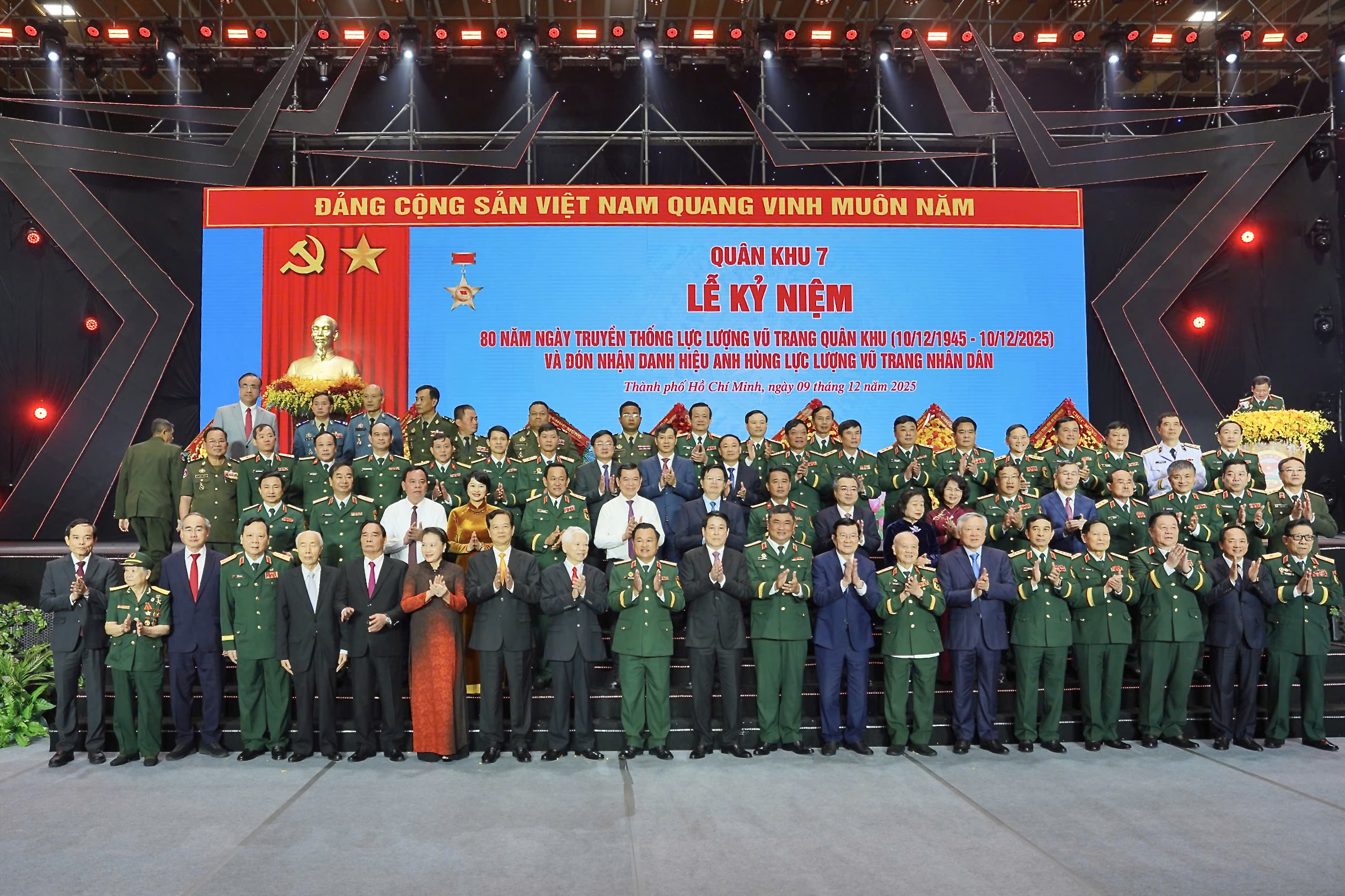 Chủ tịch nước Lương Cường trao danh hiệu Anh hùng lực lượng vũ trang cho Quân khu 7 - Ảnh 9.