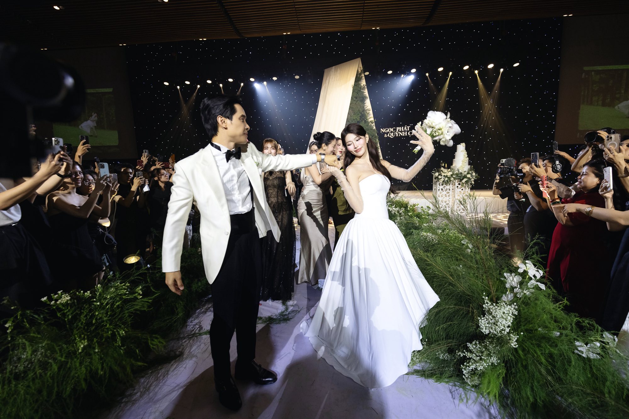 1765260822 979 Che Nguyen Quynh Chau mang thai con dau long sau