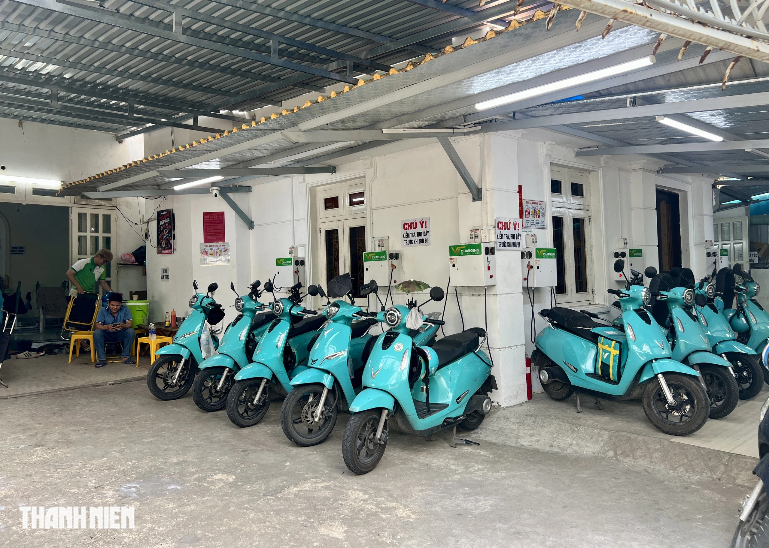 Nếu không thể sạc trực tiếp, người dùng xe máy điện có giải pháp thay thế nào? - Ảnh 3.