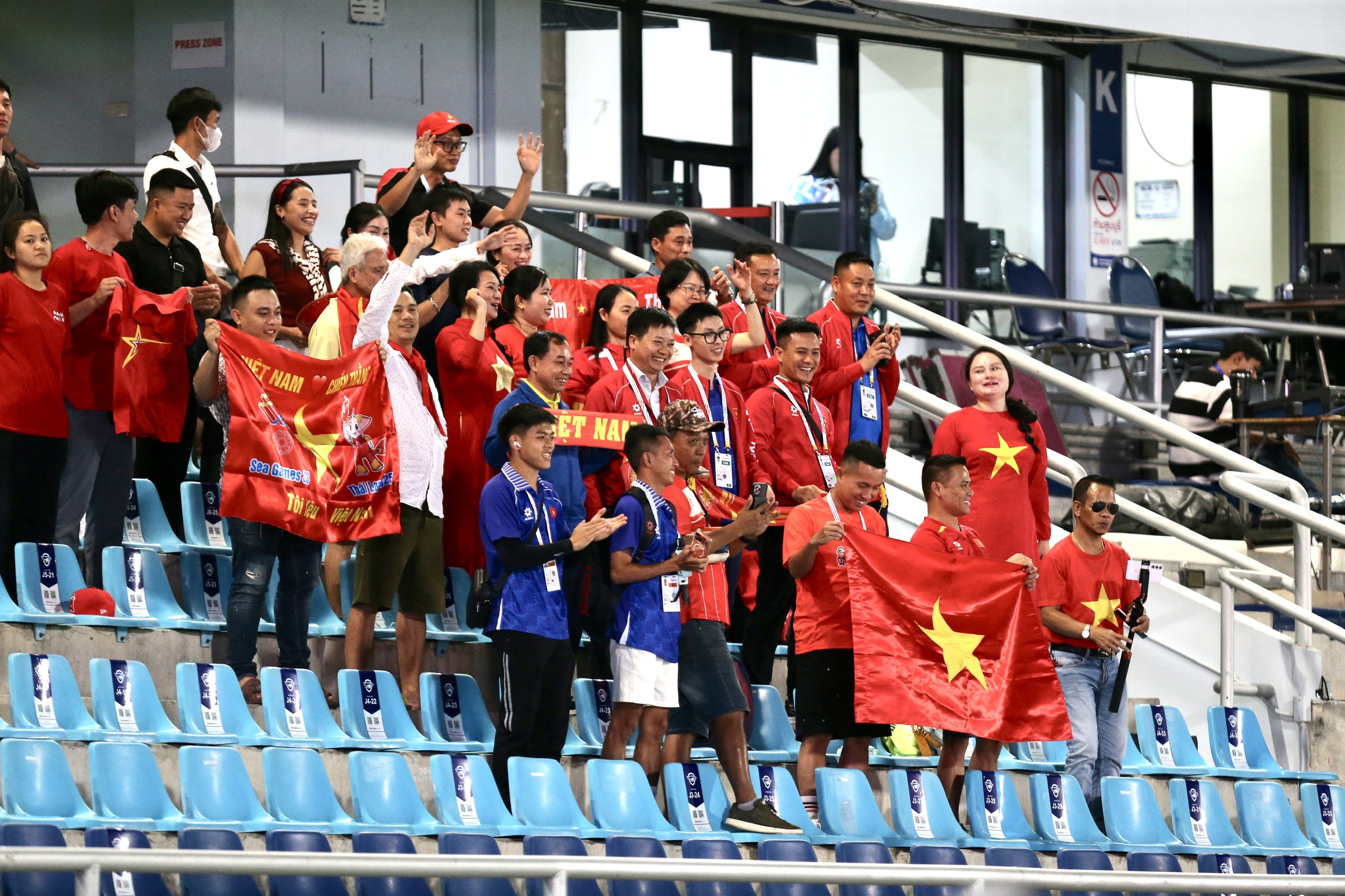 Tiền vệ Bích Thùy nén nỗi buồn: 'Càng ở thế khó, đội tuyển nữ Việt Nam càng làm nên kỳ tích'- Ảnh 4. Tiền vệ Bích Thùy nén nỗi buồn: 'Càng ở thế khó, đội tuyển nữ Việt Nam càng làm nên kỳ tích'- Ảnh 4.