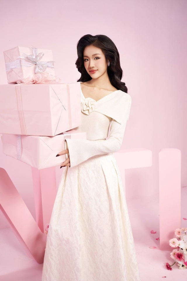 Nâng tầm sắc vóc, toát lên khí chất quý phái với chân váy gấm- Ảnh 8. Nâng tầm sắc vóc, toát lên khí chất quý phái với chân váy gấm- Ảnh 8.