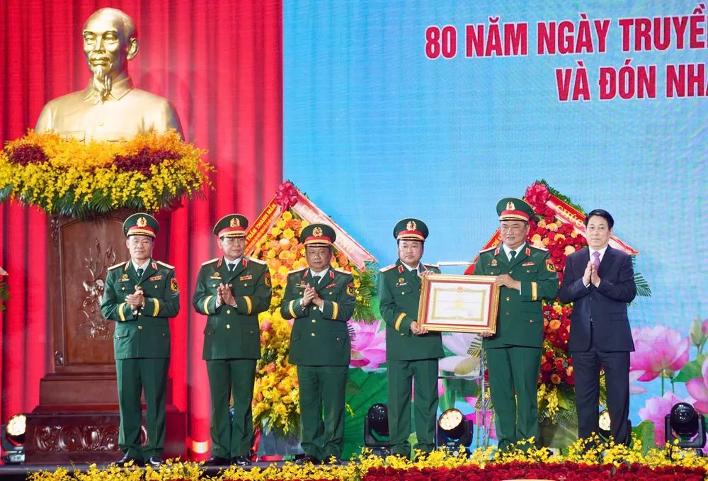 Chủ tịch nước trao danh hiệu Anh hùng Lực lượng vũ trang Nhân dân cho Quân khu 7 -quan-khu-7-80-nam (3).jpg