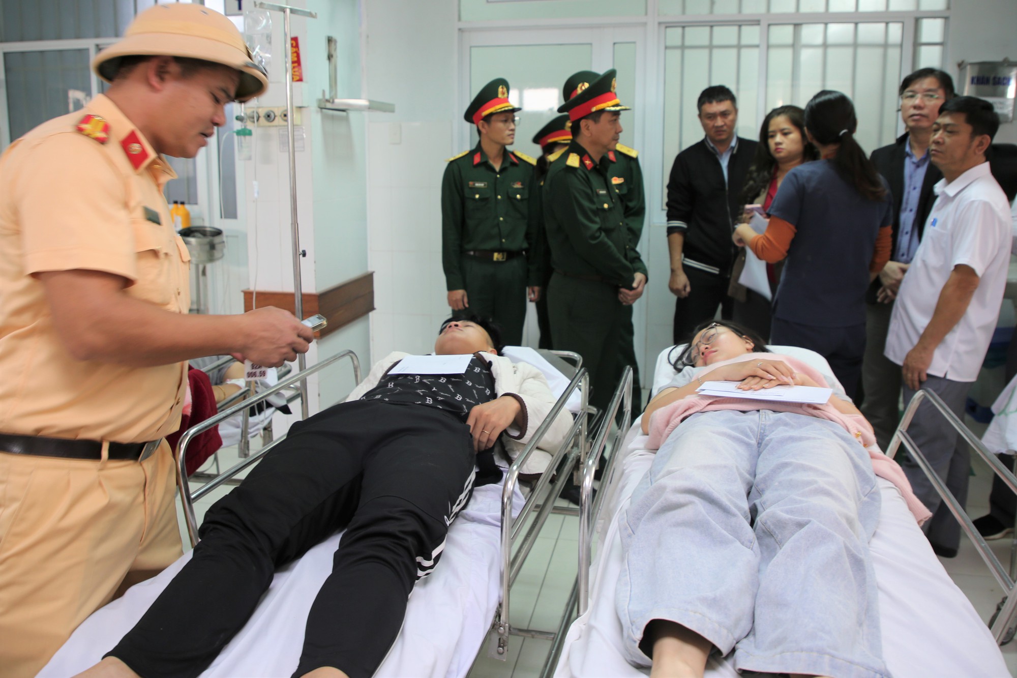 Cô dâu bàng hoàng kể khoảnh khắc xe gia đình đi đám cưới gặp nạn, 4 người tử vong trên cao tốc Đà Nẵng - Quảng Ngãi- Ảnh 2.