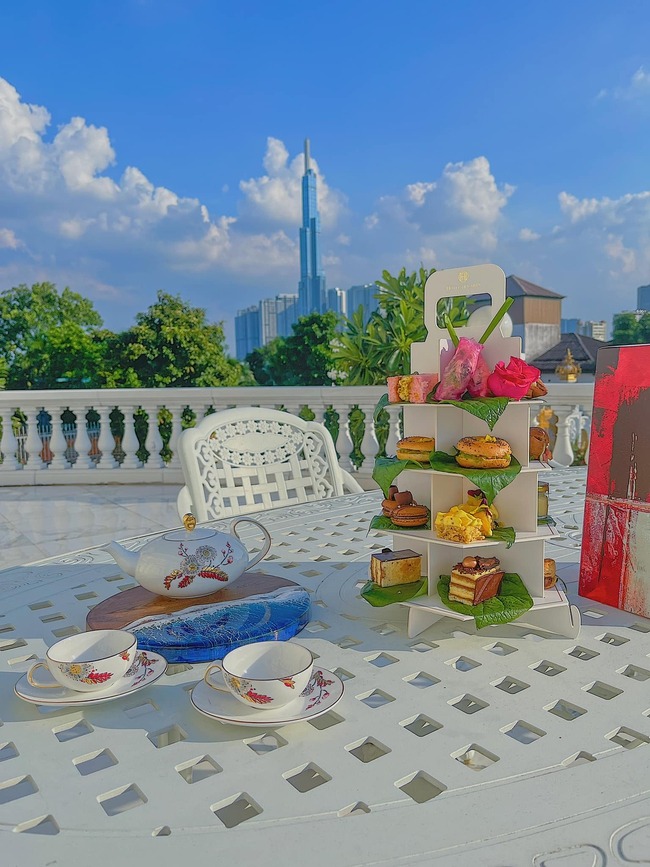 Mỹ nhân Việt 26 tuổi lên xe hoa với đại gia: Ở dinh thự dát vàng tráng lệ, sống như công chúa đời thực- Ảnh 9. Mỹ nhân Việt 26 tuổi lên xe hoa với đại gia: Ở dinh thự dát vàng tráng lệ, sống như công chúa đời thực- Ảnh 9.