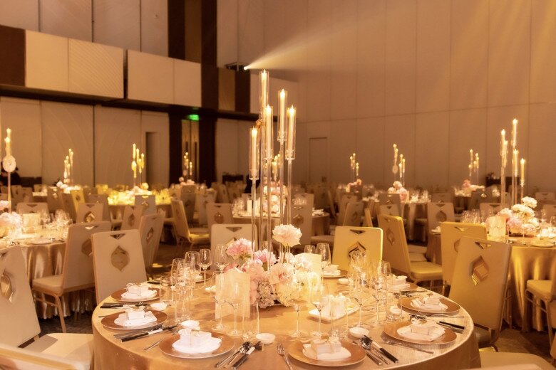 Đám cưới con gái tỷ phú Johnathan Hạnh Nguyễn: Mâm tiệc toàn đặc sản nhà giàu, xứng tầm ái nữ "Vua hàng hiệu" 2 Các bàn tiệc được trang hoàng lung linh, đón khoảng gần 1.000 khách mời.