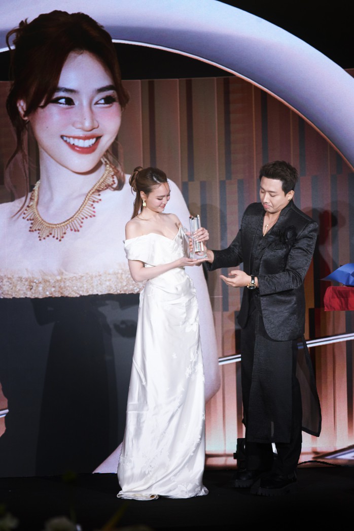 Chiếc váy 300 triệu đồng của Ninh Dương Lan Ngọc 4 Lan Ngọc nhận giải "Female Icon of the Year"