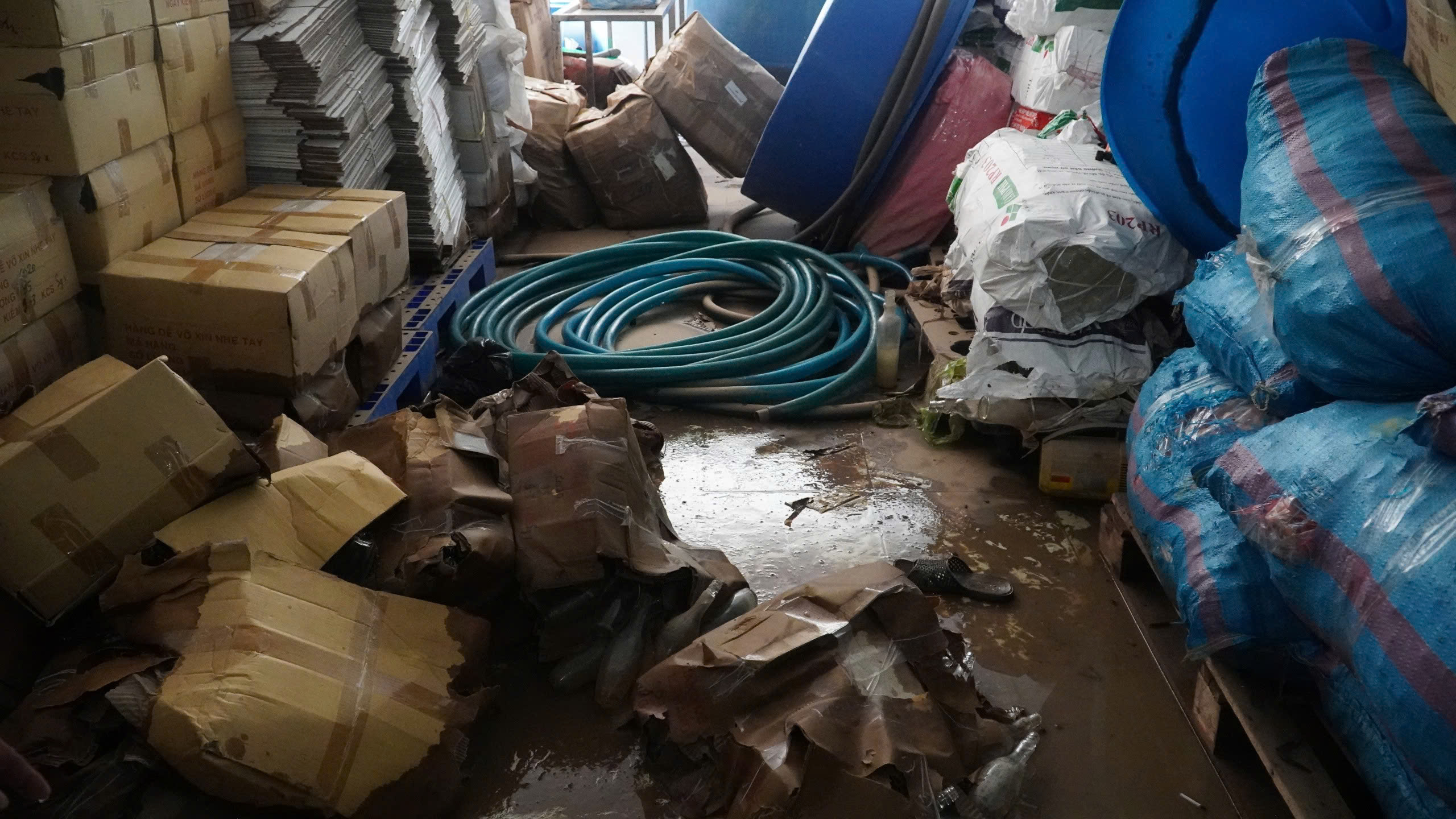 Vùng sản xuất nước mắm Phan Thiết điêu đứng vì lũ 'nuốt' sạch muối, cuốn trôi hàng vạn lít mắm 3 Nước mắm Phan Thiết - Ảnh 4.