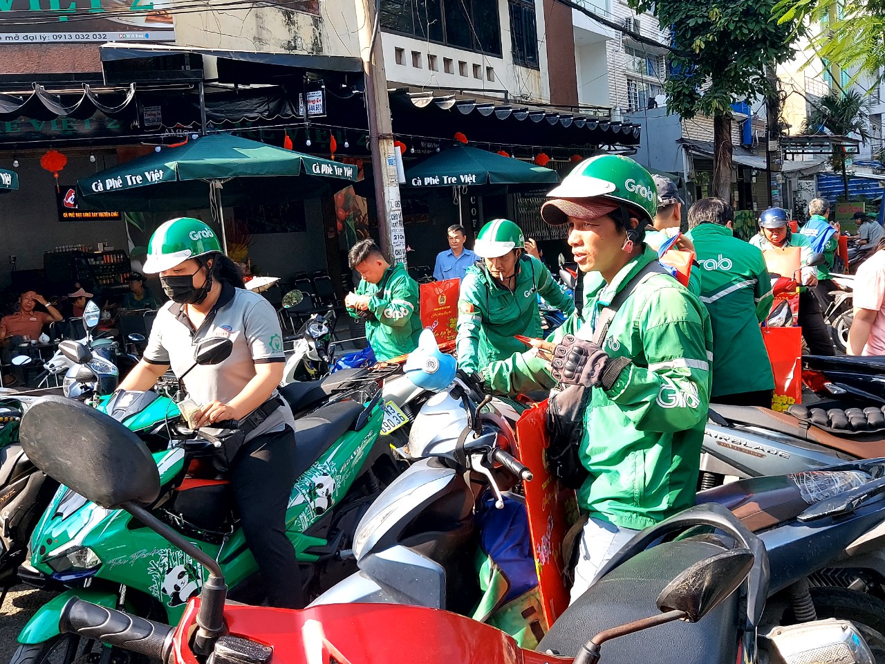 Kiến nghị đóng BHXH bắt buộc đối với tài xế xe ôm công nghệ, người làm việc trực tuyến 3 Kiến nghị đưa tài xế xe ôm công nghệ, người làm việc trực tuyến vào đối tượng đóng BHXH bắt buộc - Ảnh 3.