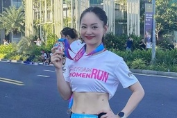 Lan Phương khoe cơ bụng khi chạy bộ