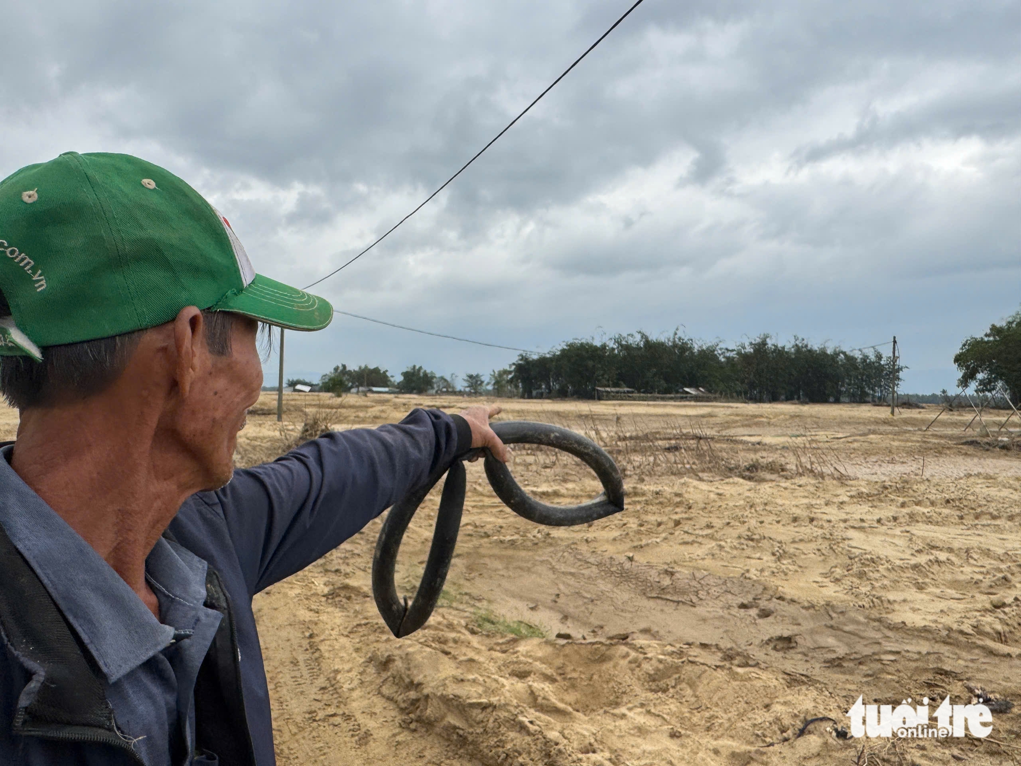Đất trồng hoa màu ven sông Vu Gia bị bồi lấp sau lũ 1m-1,5m, nông dân rốn lũ Đại Lộc 'khóc nghẹn' 2 bồi lấp - Ảnh 2.