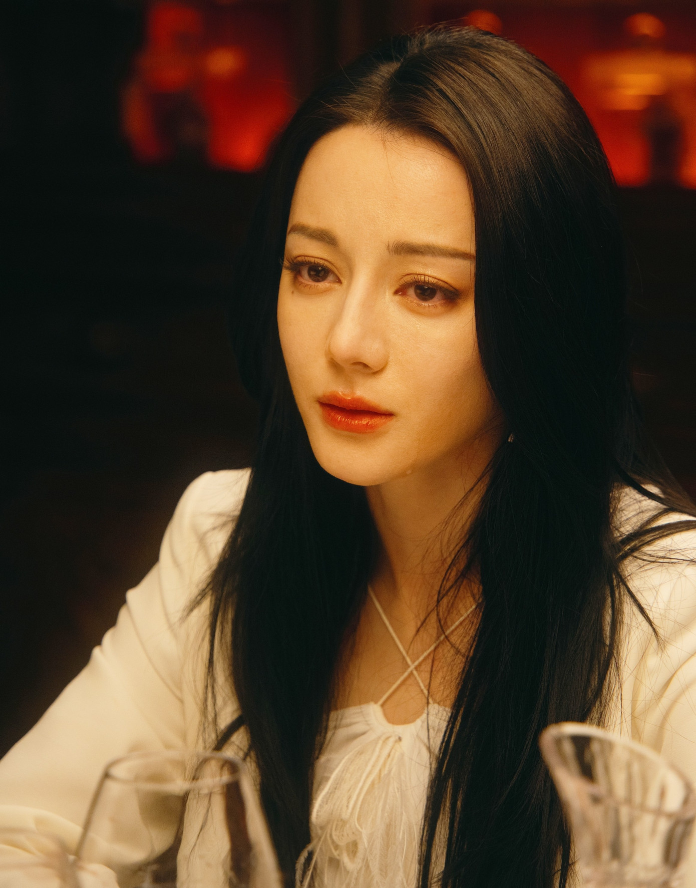 Địch Lệ Nhiệt Ba rơi vào tình cảnh xấu hổ- Ảnh 2.