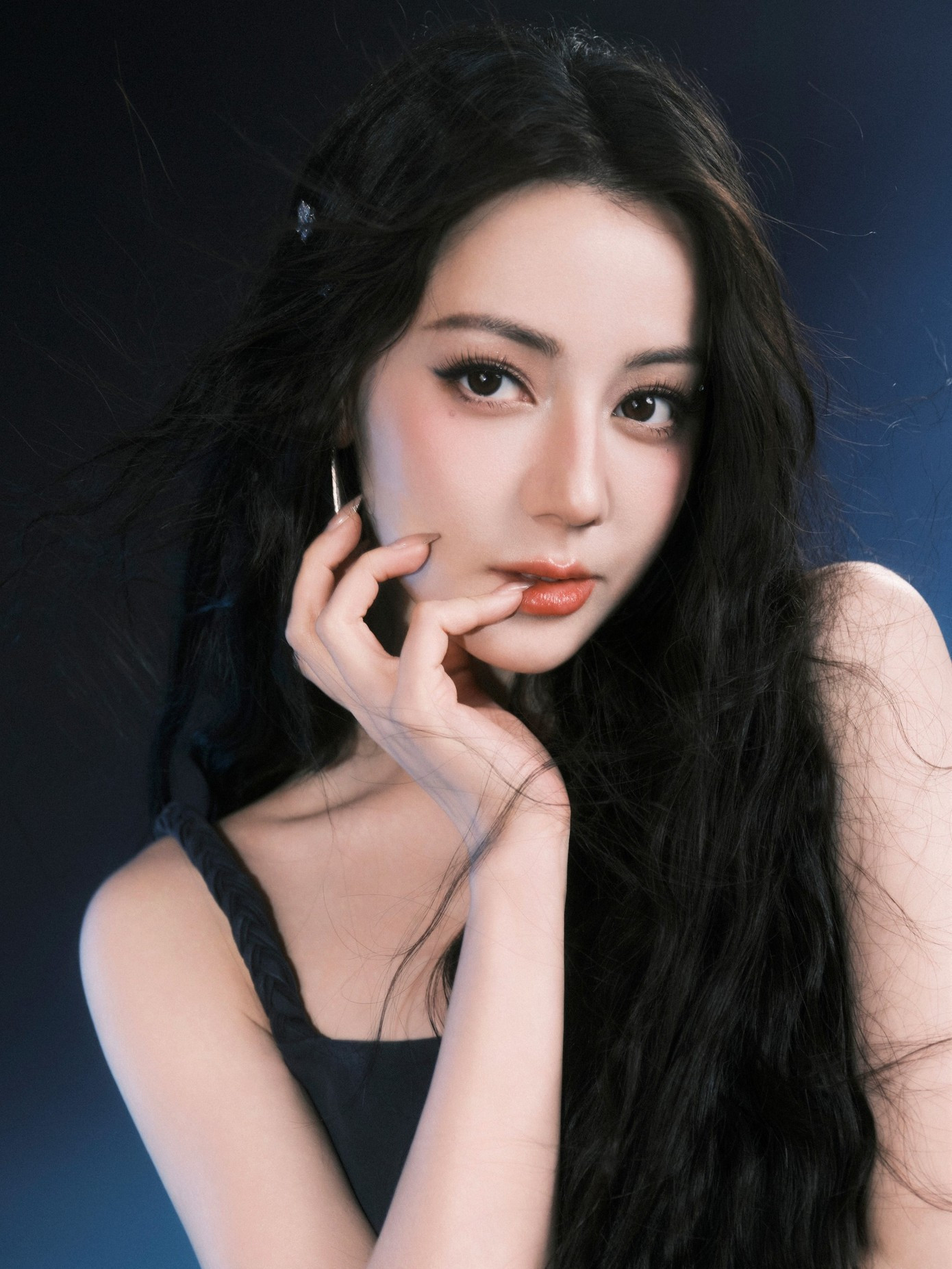 Địch Lệ Nhiệt Ba rơi vào tình cảnh xấu hổ- Ảnh 5.