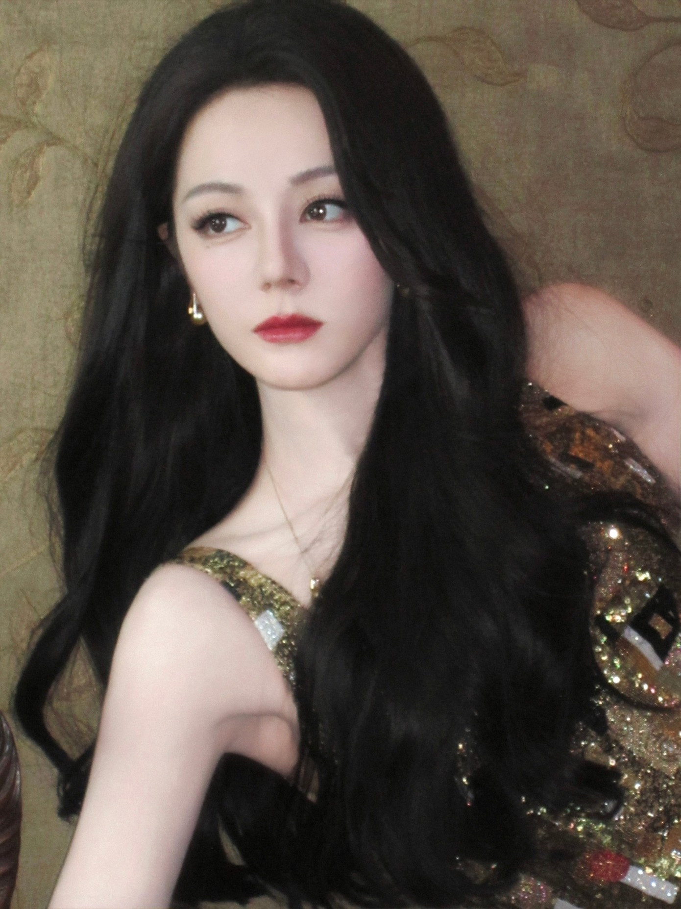 Địch Lệ Nhiệt Ba rơi vào tình cảnh xấu hổ- Ảnh 6.