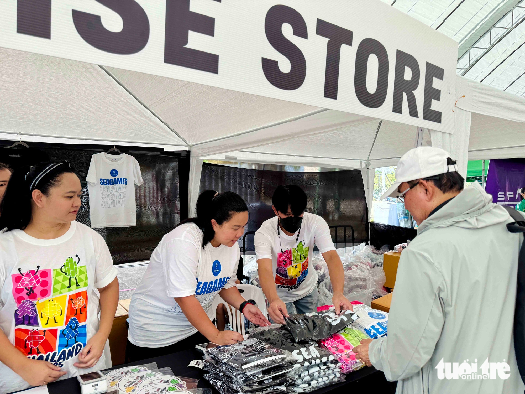 Đồ lưu niệm SEA Games 33 hút hàng 5 SEA Games 33 - Ảnh 5.
