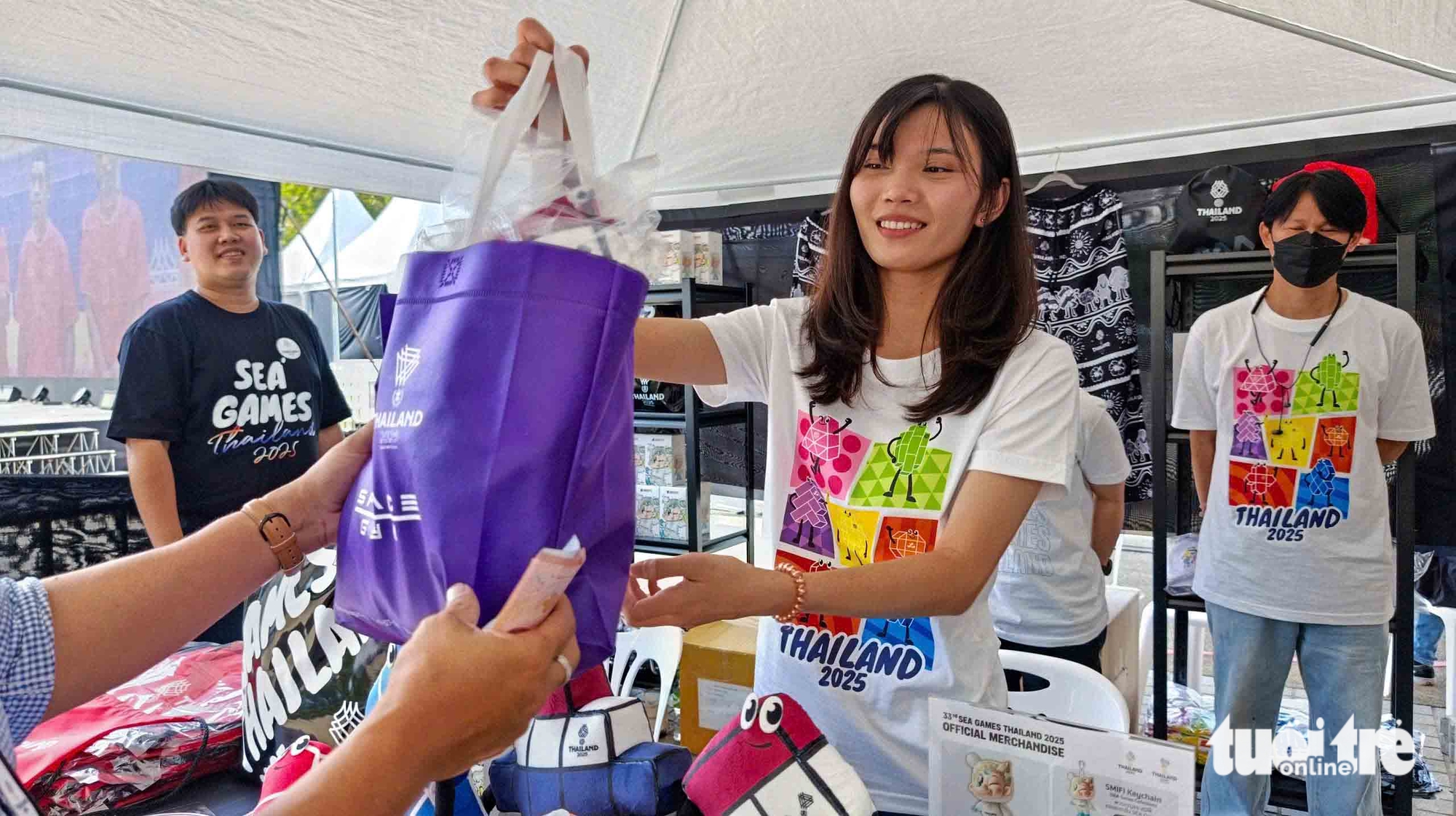 Đồ lưu niệm SEA Games 33 hút hàng 10 SEA Games 33 - Ảnh 10.