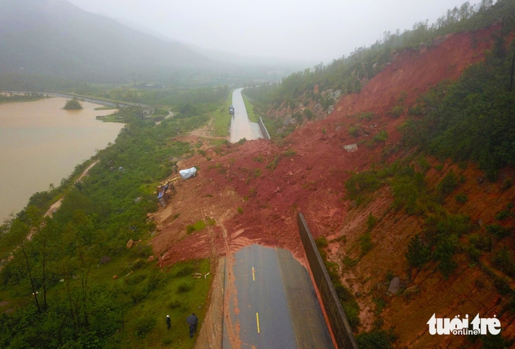 Chiều nay phương tiện được phép lưu thông trở lại trên đường ven biển Hà Tĩnh - Ảnh 3.