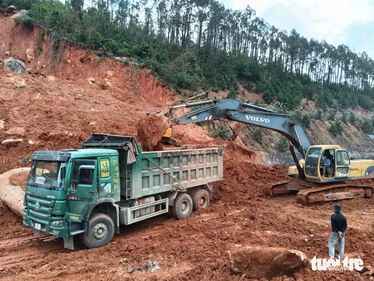 Chiều nay phương tiện được phép lưu thông trở lại trên đường ven biển Hà Tĩnh - Ảnh 2.