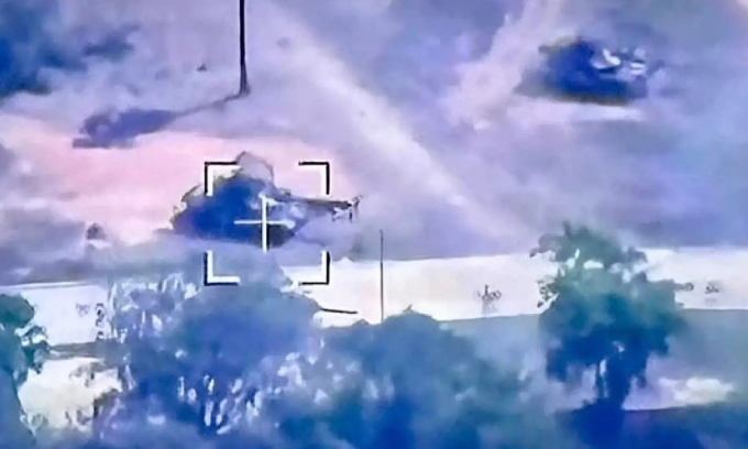 Quân khu 1 Thái Lan ngày 9/12 công bố hình ảnh xe tăng nã pháo phá hủy một casino trên lãnh thổ Campuchia, tiếp giáp tỉnh Sa Kaeo. Ảnh: Nation