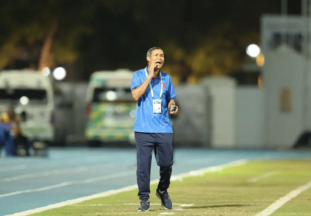 HLV Mai Đức Chung và các học trò vẫn còn cơ hội ở trận cuối gặp Myanmar. Ảnh: VFF. thua-oan-nghiet-tuyen-viet-nam-co-nguy-co-bi-loai-som (1).jpeg