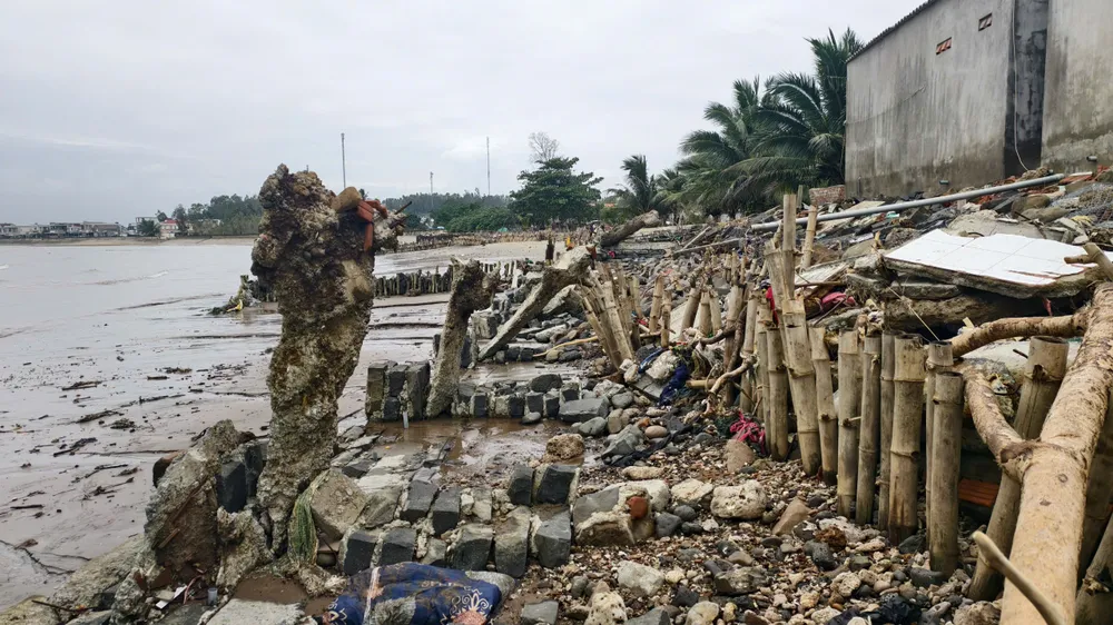 song-bien-doa-nuot-nha-cua-30-ho-o-quang-ngai-chinh-quyen-de-xuat-xay-ke-khan-chua-tai-dinh-cu (9).jpg