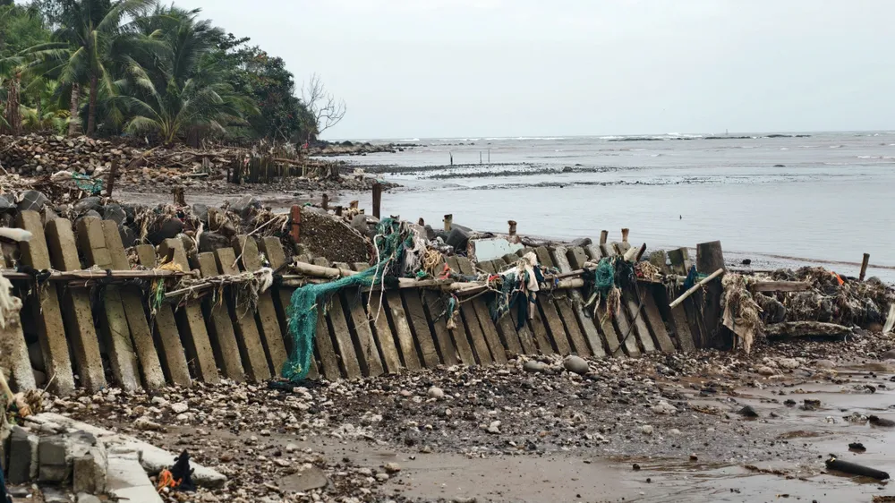 song-bien-doa-nuot-nha-cua-30-ho-o-quang-ngai-chinh-quyen-de-xuat-xay-ke-khan-chua-tai-dinh-cu (8).jpg