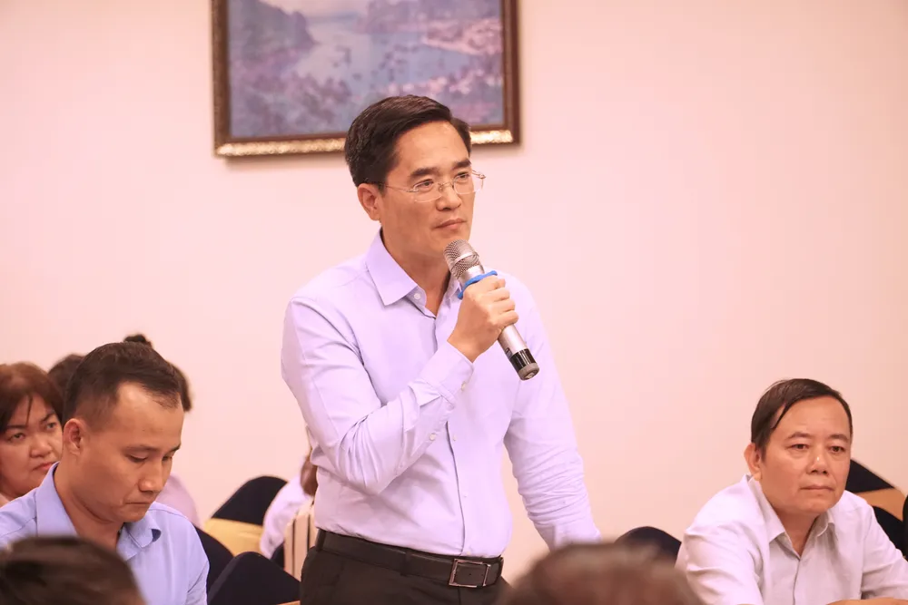 Ông Trần Quang Lâm, Giám đốc Sở Xây dựng TP.HCM, trao đổi với các đại biểu. Ảnh: HÀ THƯ ket-noi-giao-thong-binh-duong-1.JPG