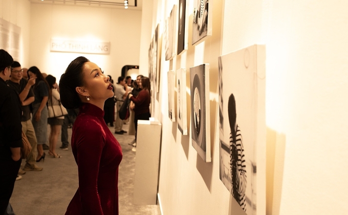 Ca sĩ Thảo Trang trong buổi khai mạc triển lãm vào ngày 6/12. Ảnh: Đại Ngô