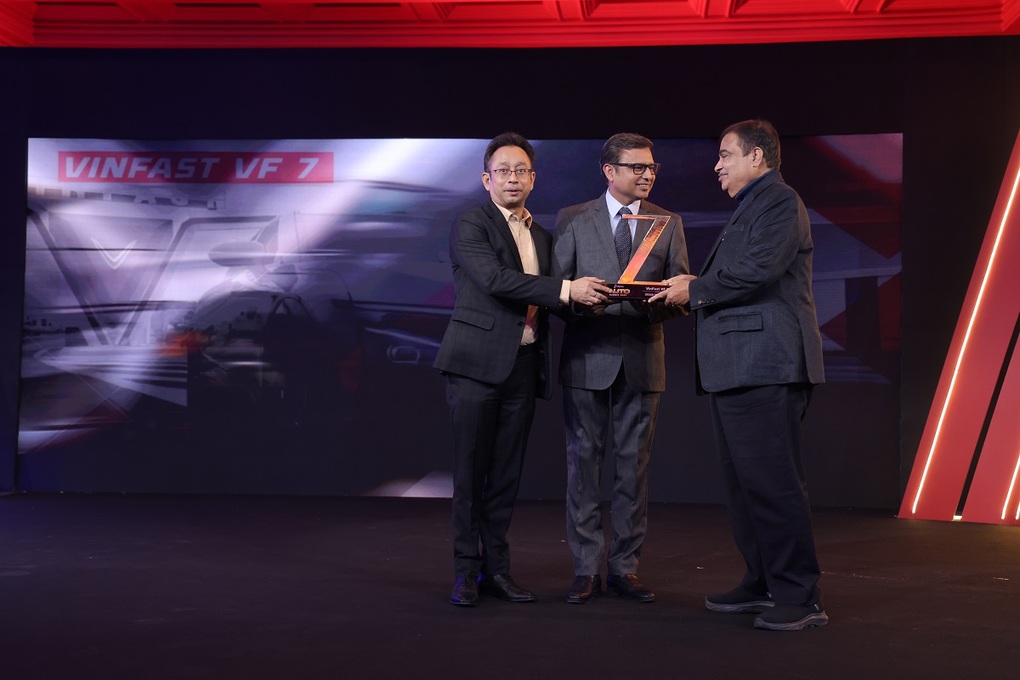 VinFast VF 7 nhận giải “Thiết kế của năm” tại Zee Media Auto Summit 2025 - 2