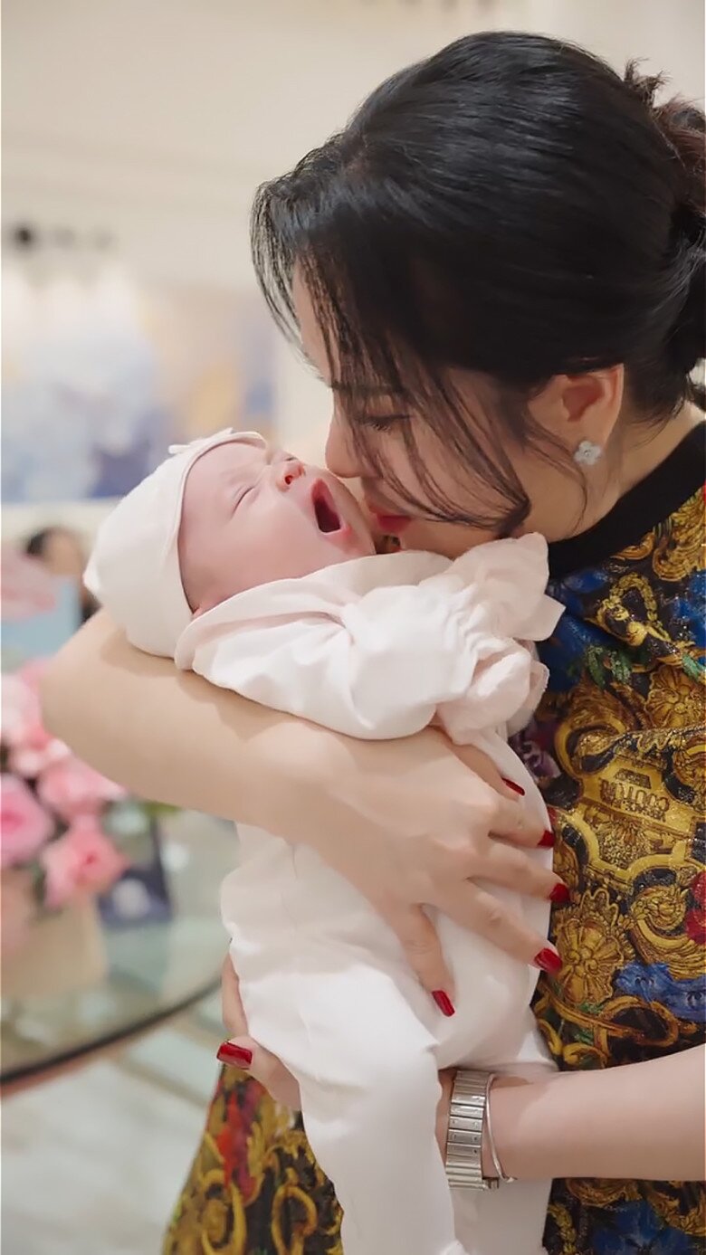 Sao Việt 24h: Con gái HH Phương Lê - NSƯT Vũ Luân 1 tháng tuổi đã có biểu cảm linh hoạt, ánh mắt "ngạc nhiên" siêu cưng 2 Phương Lê rất cưng chiều, yêu thương con gái út.