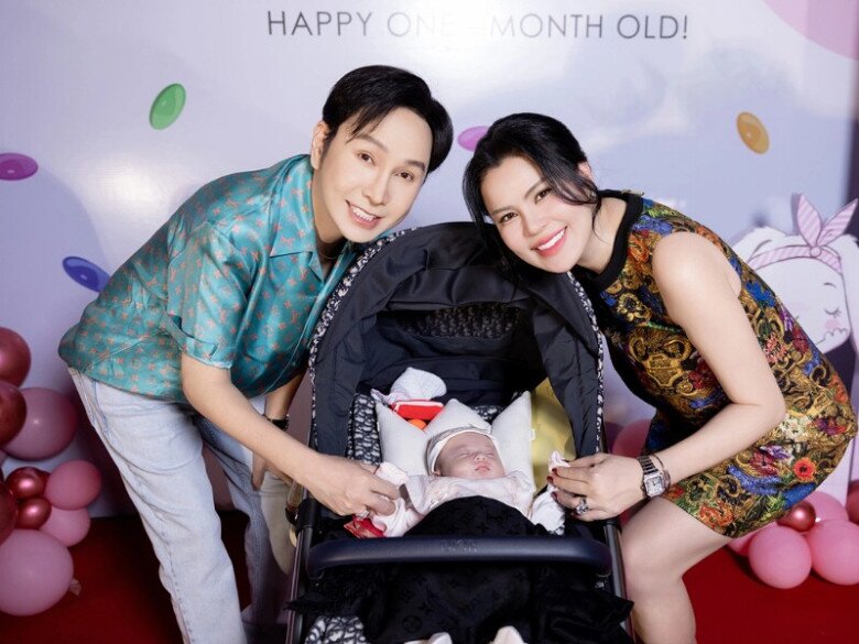 Sao Việt 24h: Con gái HH Phương Lê - NSƯT Vũ Luân 1 tháng tuổi đã có biểu cảm linh hoạt, ánh mắt "ngạc nhiên" siêu cưng 5 Con gái của Phương Lê và Vũ Luân được đặt tên thân mật là Ivanka, tên thật là Lương Bình Thụy Yên.