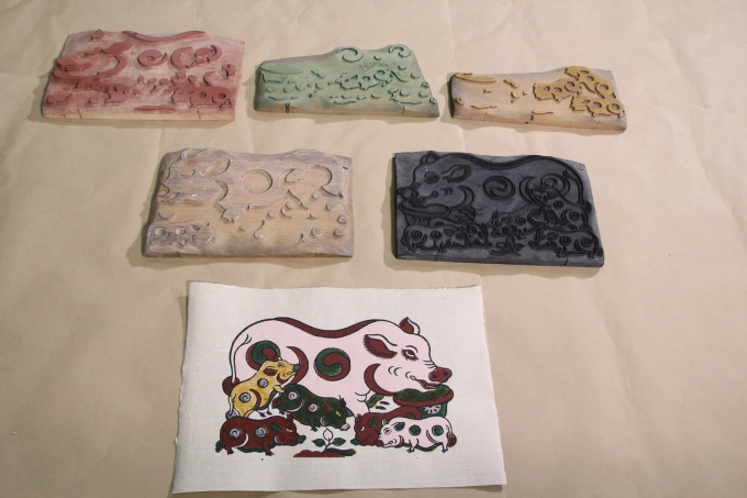 Các ván in màu và nét của bức Đàn lợn âm dương. Ảnh: Cục di sản văn hóa