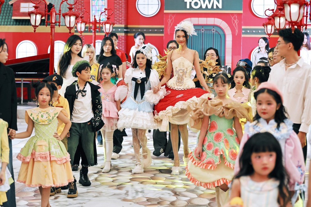 Á hậu Thu Thảo góp mặt trong show thời trang của sinh viên Tôn Đức Thắng 2 1765280857 103 A hau Thu Thao gop mat trong show thoi trang