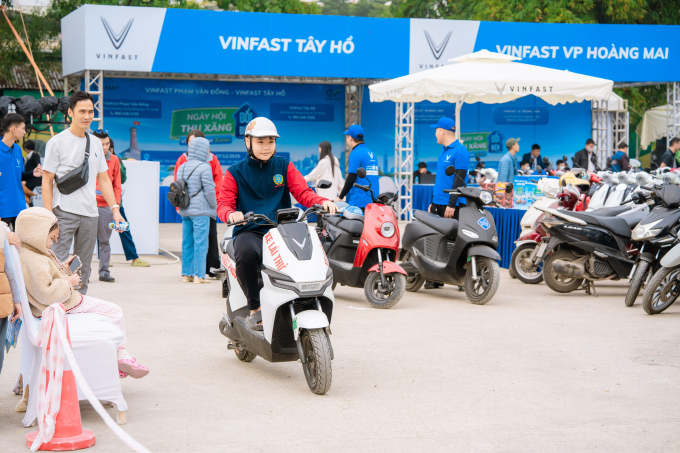 Người tham dự lái thử dòng xe máy điện mới ra mắt của VinFast. Ảnh: Tuấn Vũ