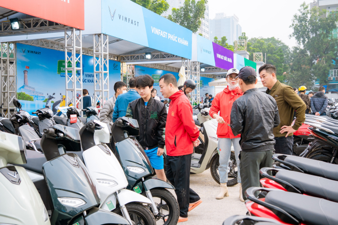 Người Hà Nội đến một sự kiện Đổi xăng lấy điện do VinFast tổ chức, hôm 7-8/12. Ảnh: Tuấn Vũ