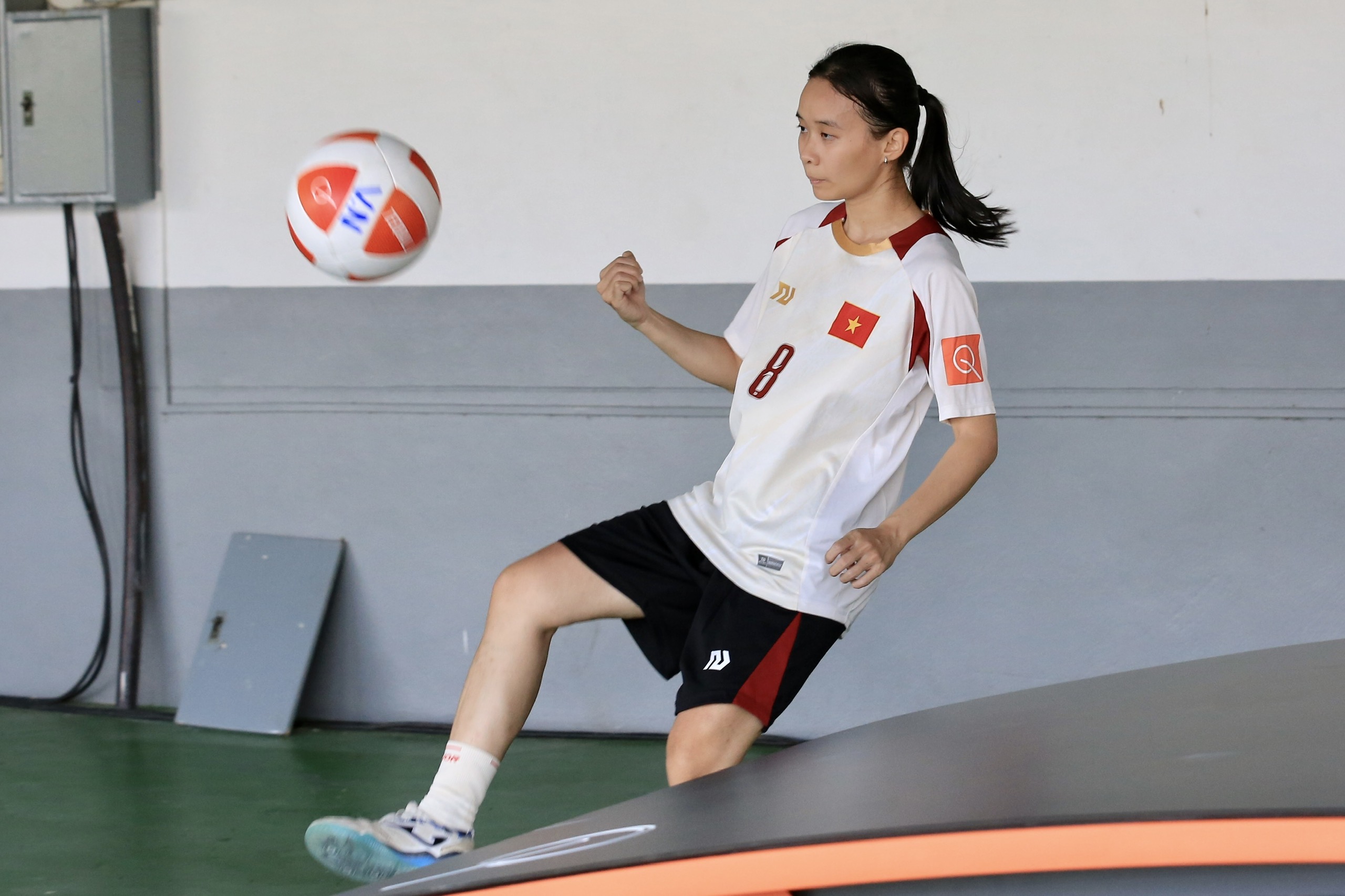 Sân thi đấu chưa hoàn thiện, đội teqball Việt Nam phải 'tập chay' ở ngoài- Ảnh 5. Sân thi đấu chưa hoàn thiện, đội teqball Việt Nam phải 'tập chay' ở ngoài- Ảnh 5.