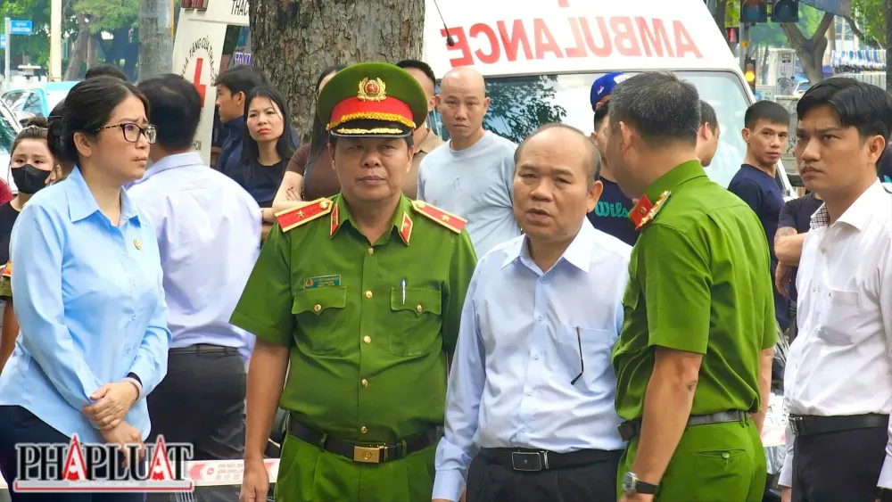 Trưa 5-12, ông Trần Văn Bảy, Phó Chủ tịch UBND TP.HCM, và Thiếu tướng Nguyễn Thanh Hưởng, Phó Giám đốc Công an TP.HCM, có mặt tại hiện trường vụ cháy. Ảnh: PH tp-hcm-bien-hieu-bit-kin-nha-ong-chan-duong-song-khi-hoa-hoan (4).jpg