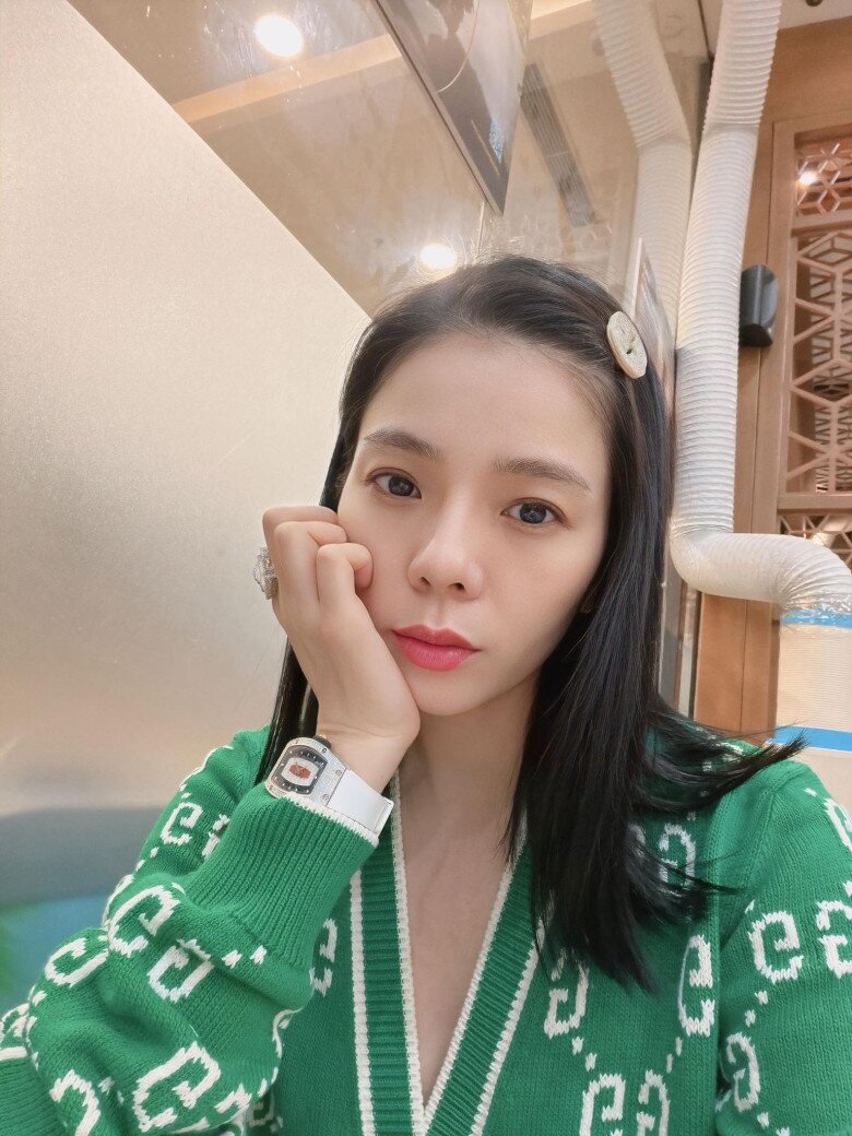 Lệ Quyên U45 da vẫn căng bóng: Chăm đắp mặt nạ hằng ngày, có bí quyết còn "hơn ngàn vạn cách thẩm mỹ trên đời" 4 Khi không cần thiết, Lệ Quyên hạn chế trang điểm, tự tin để mặt mộc xuống phố.