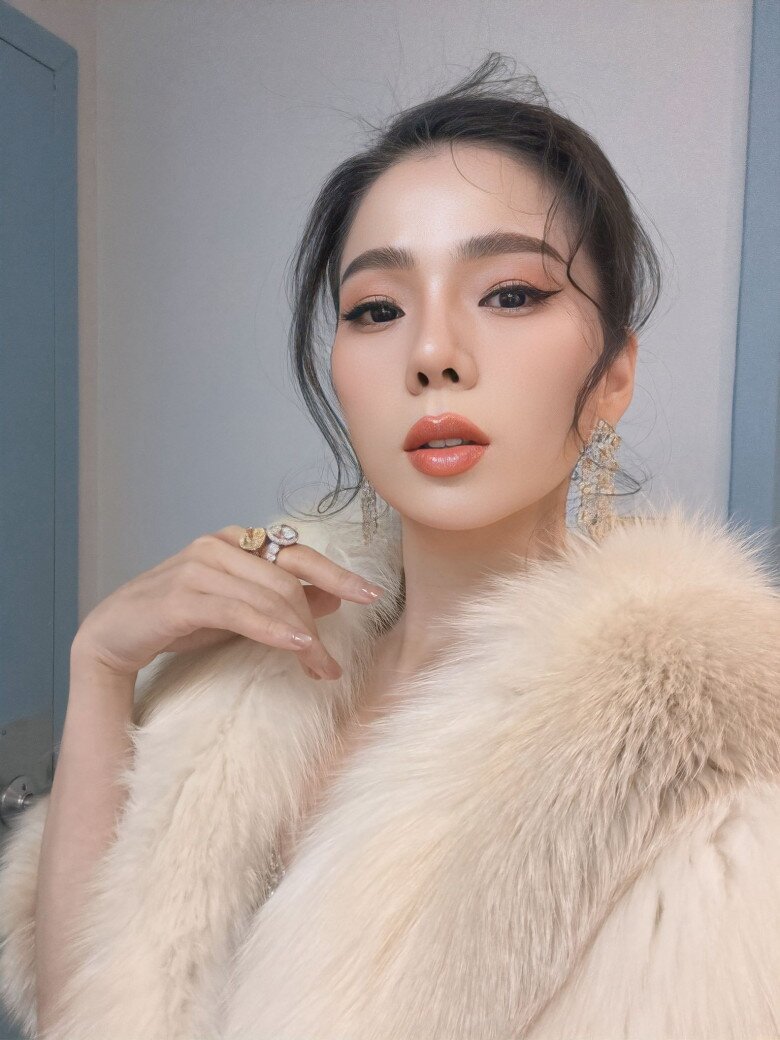 Lệ Quyên U45 da vẫn căng bóng: Chăm đắp mặt nạ hằng ngày, có bí quyết còn "hơn ngàn vạn cách thẩm mỹ trên đời" 7 Ở tuổi 44, Lệ Quyên chứng minh rằng một làn da đẹp không nhất thiết phải nhờ đến thẩm mỹ mà đến từ kỷ luật và lối sống lành mạnh như đắp mặt nạ hằng ngày đến ngủ đủ 9 tiếng.