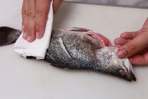 Rán cá đừng chỉ đổ mỗi dầu vào chảo: Thêm đúng 2 thứ này, không bắn dầu, không dính chảo, cá lại giòn thơm- Ảnh 2.