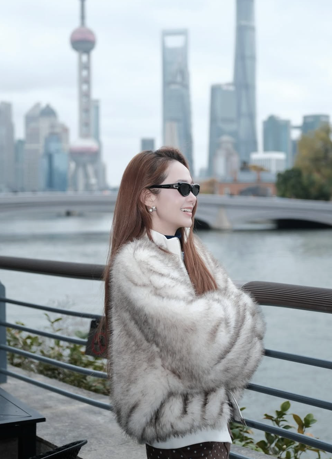 Nâng tầm phong cách ngày lạnh với áo khoác lông mềm mịn- Ảnh 2. Nâng tầm phong cách ngày lạnh với áo khoác lông mềm mịn- Ảnh 2.