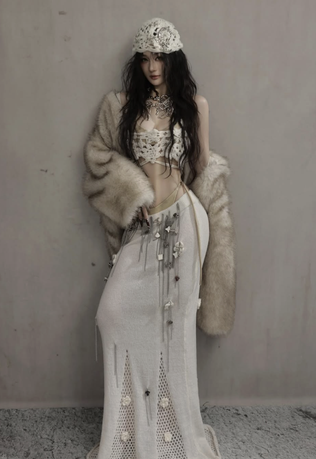 Nâng tầm phong cách ngày lạnh với áo khoác lông mềm mịn- Ảnh 6. Nâng tầm phong cách ngày lạnh với áo khoác lông mềm mịn- Ảnh 6.