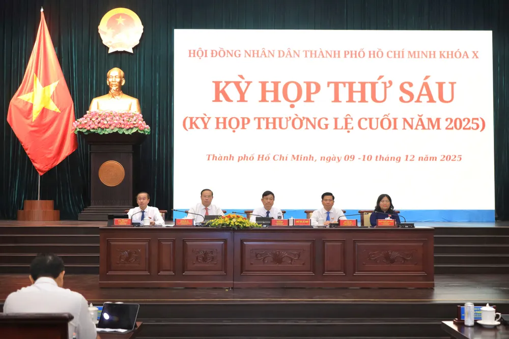 Ủy ban MTTQ Việt Nam TP.HCM gửi ý kiến của nhân dân đến HĐND TP.HCM. Ảnh: NGUYỆT NHI nguoi-dan-tp.hcm-ngap-nuoc-chay-no-3.jpg