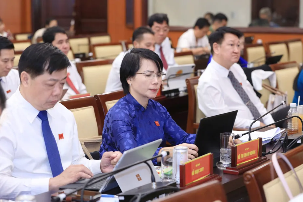 Các đại biểu HĐND TP.HCM tham dự kỳ họp thứ sáu. Ảnh: NGUYỆT NHI nguoi-dan-tp.hcm-ngap-nuoc-chay-no-2.jpg
